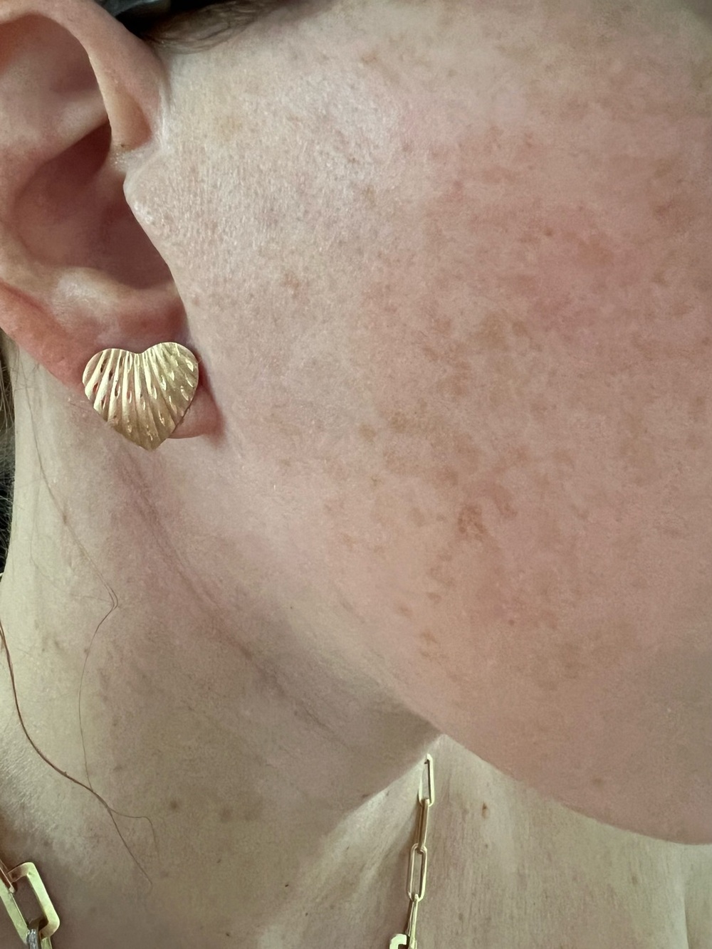 14k solid yellow gold heart earrings 0.9 grams Ribbed stud vintage estate - Picture 10 of 11